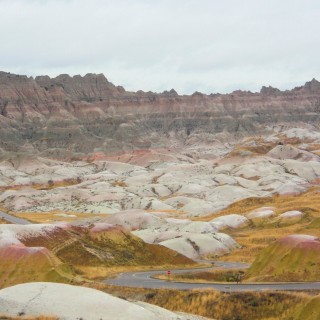 Badlands-Nationalpark. Conata Basin Overlook - Badlands-Nationalpark. - Landschaft, Felsen, Aussichtspunkt, Sandstein, Sandsteinformationen, Erosion, Hügel, National Park, Badlands-Nationalpark, Badlands Loop Road, Gipfel, Conata Basin Overlook, Conata Basin - (Conata, Scenic, South Dakota, Vereinigte Staaten)