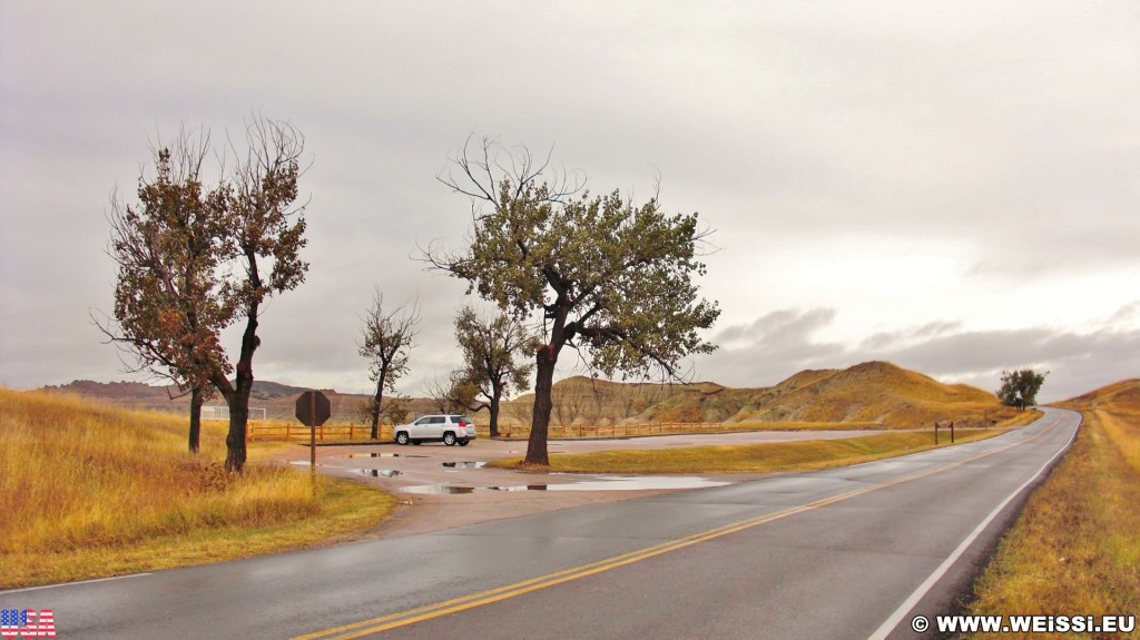 Badlands-Nationalpark. Conata Basin Overlook - Badlands-Nationalpark. - Auto, Landschaft, Aussichtspunkt, National Park, Badlands-Nationalpark, Badlands Loop Road, GMC, GMC Terrain, PKW, SUV, Conata Basin Overlook, Conata Basin - (Conata, Scenic, South Dakota, Vereinigte Staaten)