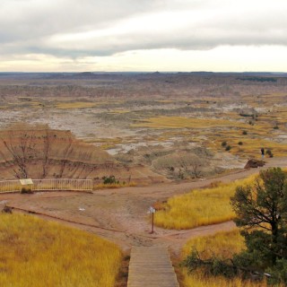 Badlands-Nationalpark. Pinnacles Overlook - Badlands-Nationalpark. - Landschaft, Felsen, Aussichtspunkt, Sandstein, Sandsteinformationen, Erosion, Hügel, National Park, Badlands-Nationalpark, Badlands Loop Road, Gipfel, Pinnacles Overlook - (Wall, Scenic, South Dakota, Vereinigte Staaten)