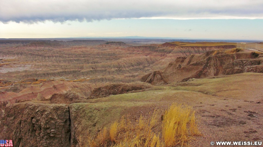 Badlands-Nationalpark. Pinnacles Overlook - Badlands-Nationalpark. - Landschaft, Aussichtspunkt, National Park, Badlands-Nationalpark, Badlands Loop Road, Pinnacles Overlook - (Wall, Scenic, South Dakota, Vereinigte Staaten)