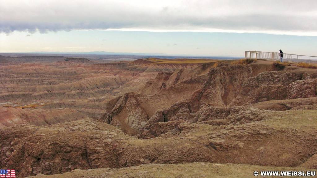 Badlands-Nationalpark. Pinnacles Overlook - Badlands-Nationalpark. - Landschaft, Aussichtspunkt, National Park, Badlands-Nationalpark, Badlands Loop Road, Pinnacles Overlook - (Wall, Scenic, South Dakota, Vereinigte Staaten)