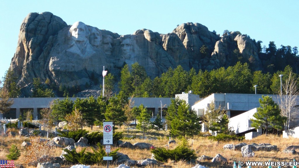 Mount Rushmore National Memorial. - Gebäude, Felsen, Bäume, Berg, Mount Rushmore National Memorial, Steine, Abraham Lincoln, George Washington, Theodore Roosevelt, Thomas Jefferson, Denkmal, Black Hills, Granit, Porträt, Mount Rushmore, National Memorial, Bergkette, US-Präsidenten, Präsidenten, Monument, Charles Rushmore, Shrine of Democracy - (Keystone, South Dakota, Vereinigte Staaten)