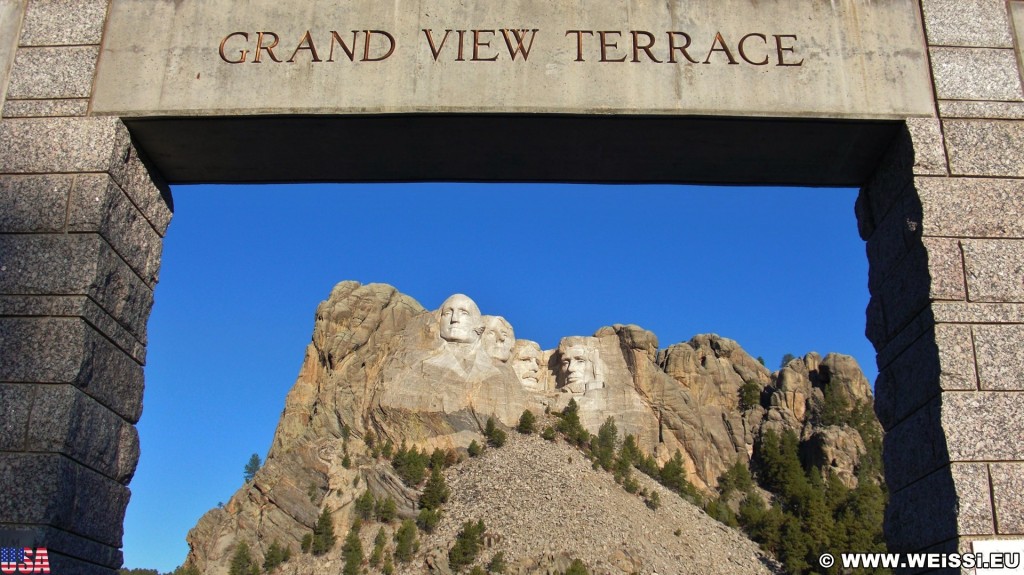 Mount Rushmore National Memorial. Grand View Terrace - Mount Rushmore National Memorial. - Felsen, Berg, Mount Rushmore National Memorial, Abraham Lincoln, George Washington, Theodore Roosevelt, Thomas Jefferson, Denkmal, Black Hills, Granit, Porträt, Mount Rushmore, National Memorial, Bergkette, US-Präsidenten, Präsidenten, Monument, Charles Rushmore, Shrine of Democracy, Grand View Terrace - (Keystone, South Dakota, Vereinigte Staaten)