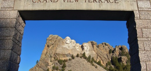 Mount Rushmore National Memorial. Grand View Terrace - Mount Rushmore National Memorial. - Felsen, Berg, Mount Rushmore National Memorial, Abraham Lincoln, George Washington, Theodore Roosevelt, Thomas Jefferson, Denkmal, Black Hills, Granit, Porträt, Mount Rushmore, National Memorial, Bergkette, US-Präsidenten, Präsidenten, Monument, Charles Rushmore, Shrine of Democracy, Grand View Terrace - (Keystone, South Dakota, Vereinigte Staaten)