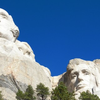 Mount Rushmore National Memorial. Presidential Trail - Mount Rushmore National Memorial. - Felsen, Berg, Mount Rushmore National Memorial, Abraham Lincoln, George Washington, Theodore Roosevelt, Thomas Jefferson, Denkmal, Black Hills, Granit, Porträt, Mount Rushmore, National Memorial, Bergkette, US-Präsidenten, Präsidenten, Monument, Charles Rushmore, Shrine of Democracy, Presidential Trail, Rundwanderweg - (Keystone, South Dakota, Vereinigte Staaten)