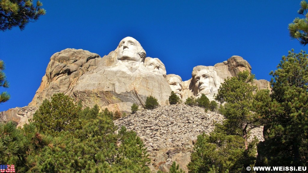 Mount Rushmore National Memorial. Presidential Trail - Mount Rushmore National Memorial. - Felsen, Berg, Mount Rushmore National Memorial, Abraham Lincoln, George Washington, Theodore Roosevelt, Thomas Jefferson, Denkmal, Black Hills, Granit, Porträt, Mount Rushmore, National Memorial, Bergkette, US-Präsidenten, Präsidenten, Monument, Charles Rushmore, Shrine of Democracy, Presidential Trail, Rundwanderweg - (Keystone, South Dakota, Vereinigte Staaten)