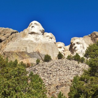 Mount Rushmore National Memorial. Presidential Trail - Mount Rushmore National Memorial. - Felsen, Berg, Mount Rushmore National Memorial, Abraham Lincoln, George Washington, Theodore Roosevelt, Thomas Jefferson, Denkmal, Black Hills, Granit, Porträt, Mount Rushmore, National Memorial, Bergkette, US-Präsidenten, Präsidenten, Monument, Charles Rushmore, Shrine of Democracy, Presidential Trail, Rundwanderweg - (Keystone, South Dakota, Vereinigte Staaten)