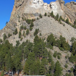 Mount Rushmore National Memorial. Grand View Terrace - Mount Rushmore National Memorial. - Felsen, Berg, Mount Rushmore National Memorial, Abraham Lincoln, George Washington, Theodore Roosevelt, Thomas Jefferson, Denkmal, Black Hills, Granit, Porträt, Mount Rushmore, National Memorial, Bergkette, US-Präsidenten, Präsidenten, Monument, Charles Rushmore, Shrine of Democracy, Grand View Terrace - (Keystone, South Dakota, Vereinigte Staaten)