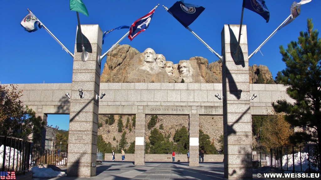 Mount Rushmore National Memorial. Avenue of Flags - Mount Rushmore National Memorial. - Flagge, Felsen, Berg, Mount Rushmore National Memorial, Abraham Lincoln, George Washington, Theodore Roosevelt, Thomas Jefferson, Denkmal, Black Hills, Granit, Porträt, Mount Rushmore, National Memorial, Bergkette, US-Präsidenten, Präsidenten, Monument, Charles Rushmore, Shrine of Democracy, Avenue of Flags, Flaggen - (Keystone, South Dakota, Vereinigte Staaten)