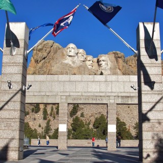 Mount Rushmore National Memorial. Avenue of Flags - Mount Rushmore National Memorial. - Flagge, Felsen, Berg, Mount Rushmore National Memorial, Abraham Lincoln, George Washington, Theodore Roosevelt, Thomas Jefferson, Denkmal, Black Hills, Granit, Porträt, Mount Rushmore, National Memorial, Bergkette, US-Präsidenten, Präsidenten, Monument, Charles Rushmore, Shrine of Democracy, Avenue of Flags, Flaggen - (Keystone, South Dakota, Vereinigte Staaten)