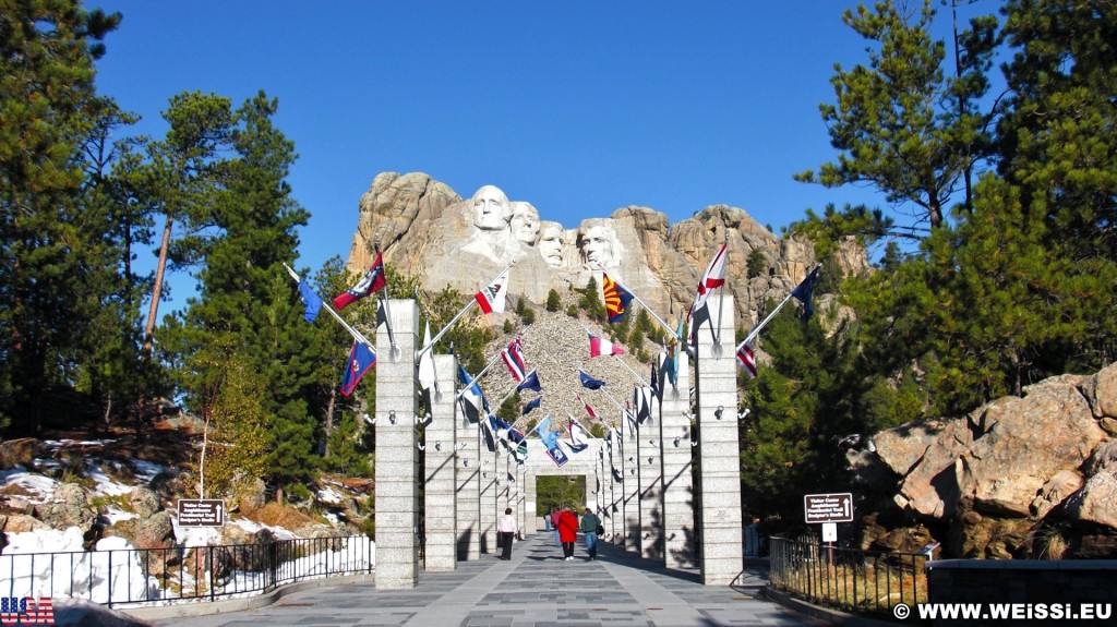 Mount Rushmore National Memorial. Avenue of Flags - Mount Rushmore National Memorial. - Flagge, Felsen, Berg, Mount Rushmore National Memorial, Abraham Lincoln, George Washington, Theodore Roosevelt, Thomas Jefferson, Denkmal, Black Hills, Granit, Porträt, Mount Rushmore, National Memorial, Bergkette, US-Präsidenten, Präsidenten, Monument, Charles Rushmore, Shrine of Democracy, Avenue of Flags, Flaggen - (Keystone, South Dakota, Vereinigte Staaten)