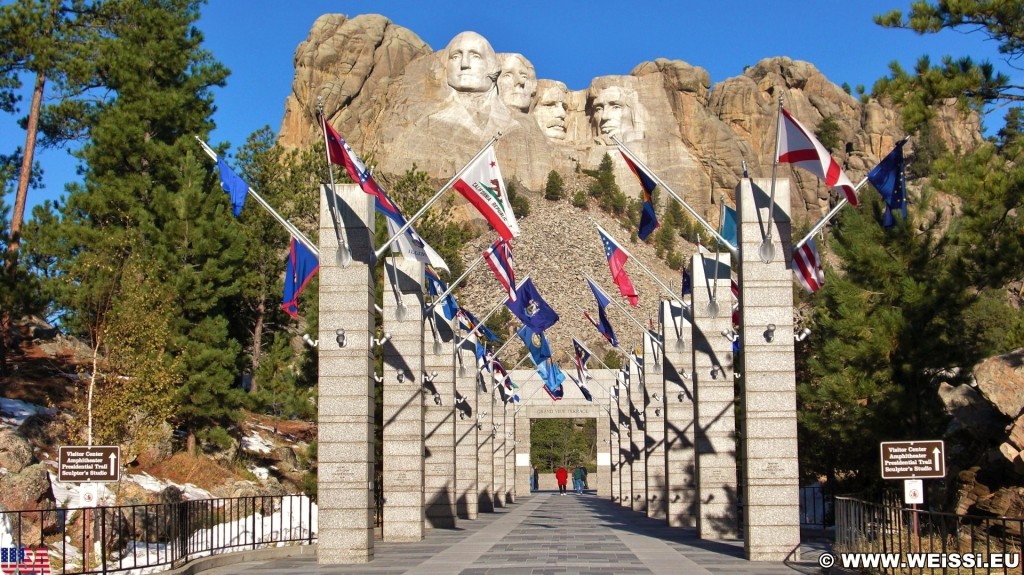 Mount Rushmore National Memorial. Avenue of Flags - Mount Rushmore National Memorial. - Flagge, Felsen, Berg, Mount Rushmore National Memorial, Abraham Lincoln, George Washington, Theodore Roosevelt, Thomas Jefferson, Denkmal, Black Hills, Granit, Porträt, Mount Rushmore, National Memorial, Bergkette, US-Präsidenten, Präsidenten, Monument, Charles Rushmore, Shrine of Democracy, Avenue of Flags, Flaggen - (Keystone, South Dakota, Vereinigte Staaten)