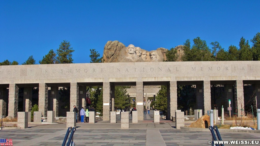 Mount Rushmore National Memorial. Eingangsportal - Mount Rushmore National Memorial. - Felsen, Berg, Mount Rushmore National Memorial, Eingang, Abraham Lincoln, George Washington, Theodore Roosevelt, Thomas Jefferson, Denkmal, Black Hills, Granit, Porträt, Mount Rushmore, National Memorial, Bergkette, US-Präsidenten, Präsidenten, Monument, Charles Rushmore, Shrine of Democracy, Portal, Eingangsportal - (Keystone, South Dakota, Vereinigte Staaten)