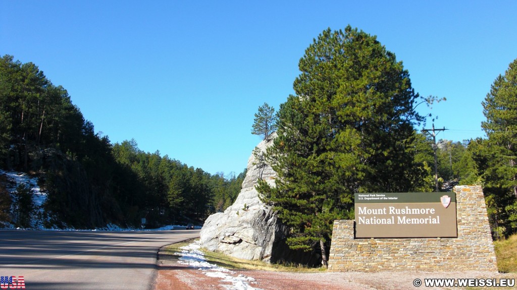 Mount Rushmore National Memorial. - Strasse, Schild, Tafel, Ankünder, Einfahrtsschild, Mount Rushmore National Memorial, Einfahrt, Mount Rushmore, National Memorial - (Keystone, South Dakota, Vereinigte Staaten)
