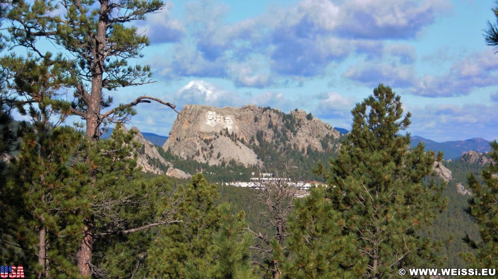 Mount Rushmore National Memorial. - Landschaft, Felsen, Bäume, Berg, Mount Rushmore National Memorial, Abraham Lincoln, George Washington, Theodore Roosevelt, Thomas Jefferson, Denkmal, Black Hills, Granit, Porträt, Mount Rushmore, National Memorial, Bergkette, US-Präsidenten, Präsidenten, Monument, Charles Rushmore, Shrine of Democracy - (Keystone, South Dakota, Vereinigte Staaten)