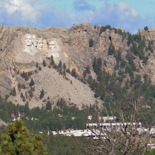 Mount Rushmore National Memorial. - Landschaft, Felsen, Bäume, Berg, Mount Rushmore National Memorial, Abraham Lincoln, George Washington, Theodore Roosevelt, Thomas Jefferson, Denkmal, Black Hills, Granit, Porträt, Mount Rushmore, National Memorial, Bergkette, US-Präsidenten, Präsidenten, Monument, Charles Rushmore, Shrine of Democracy - (Keystone, South Dakota, Vereinigte Staaten)