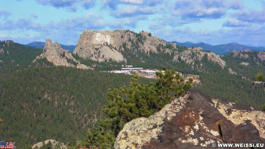 Mount Rushmore National Memorial. - Landschaft, Felsen, Bäume, Berg, Mount Rushmore National Memorial, Abraham Lincoln, George Washington, Theodore Roosevelt, Thomas Jefferson, Denkmal, Black Hills, Granit, Porträt, Mount Rushmore, National Memorial, Bergkette, US-Präsidenten, Präsidenten, Monument, Charles Rushmore, Shrine of Democracy - (Keystone, South Dakota, Vereinigte Staaten)