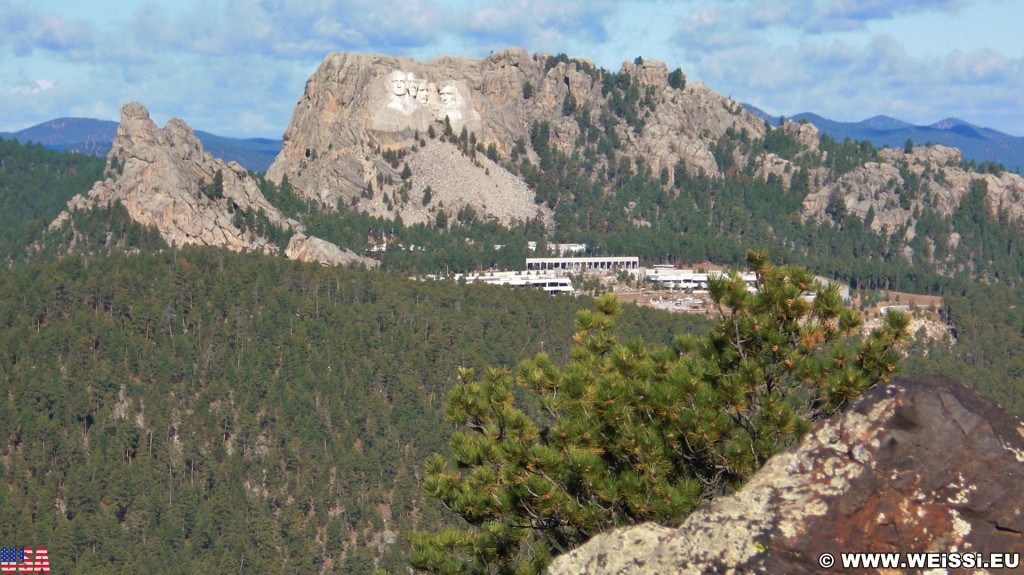 Mount Rushmore National Memorial. - Landschaft, Felsen, Bäume, Berg, Mount Rushmore National Memorial, Abraham Lincoln, George Washington, Theodore Roosevelt, Thomas Jefferson, Denkmal, Black Hills, Granit, Porträt, Mount Rushmore, National Memorial, Bergkette, US-Präsidenten, Präsidenten, Monument, Charles Rushmore, Shrine of Democracy - (Keystone, South Dakota, Vereinigte Staaten)