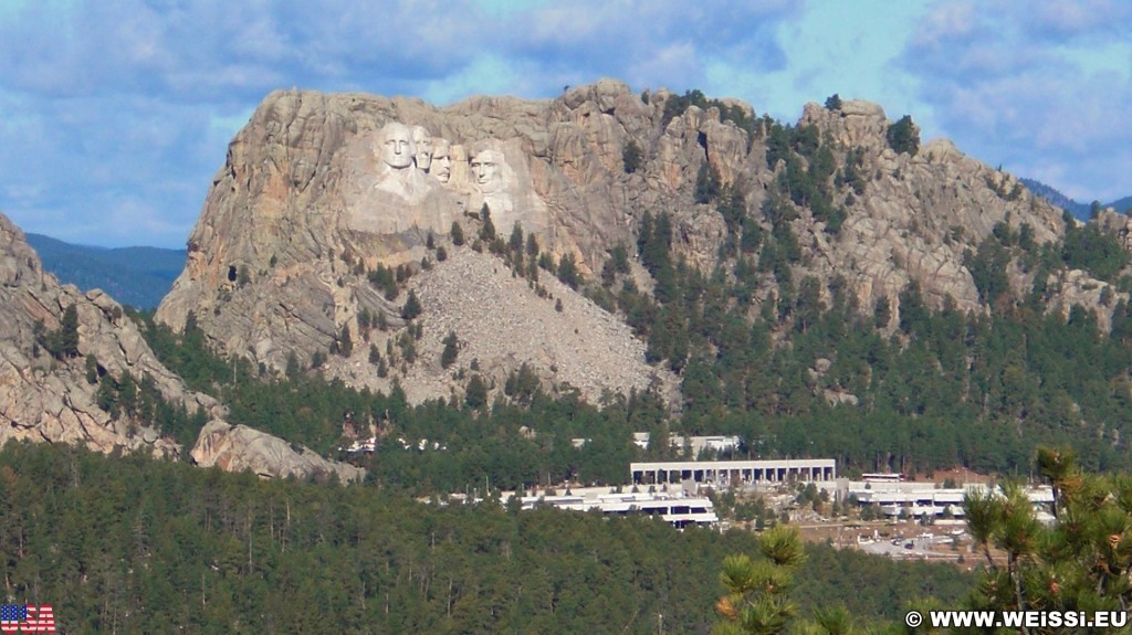 Mount Rushmore National Memorial. - Landschaft, Felsen, Bäume, Berg, Mount Rushmore National Memorial, Abraham Lincoln, George Washington, Theodore Roosevelt, Thomas Jefferson, Denkmal, Black Hills, Granit, Porträt, Mount Rushmore, National Memorial, Bergkette, US-Präsidenten, Präsidenten, Monument, Charles Rushmore, Shrine of Democracy - (Keystone, South Dakota, Vereinigte Staaten)