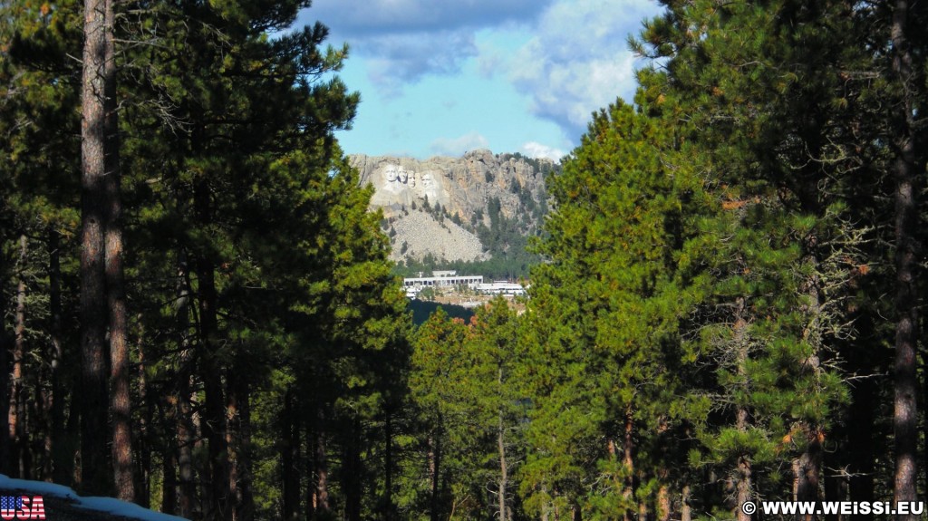 Mount Rushmore National Memorial. - Landschaft, Felsen, Bäume, Berg, Mount Rushmore National Memorial, Abraham Lincoln, George Washington, Theodore Roosevelt, Thomas Jefferson, Denkmal, Black Hills, Granit, Porträt, Mount Rushmore, National Memorial, Bergkette, US-Präsidenten, Präsidenten, Monument, Charles Rushmore, Shrine of Democracy - (Keystone, South Dakota, Vereinigte Staaten)