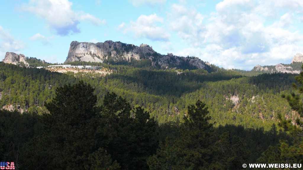 Mount Rushmore National Memorial. - Landschaft, Felsen, Bäume, Berg, Mount Rushmore National Memorial, Abraham Lincoln, George Washington, Theodore Roosevelt, Thomas Jefferson, Denkmal, Black Hills, Granit, Porträt, Mount Rushmore, National Memorial, Bergkette, US-Präsidenten, Präsidenten, Monument, Charles Rushmore, Shrine of Democracy - (Keystone, South Dakota, Vereinigte Staaten)