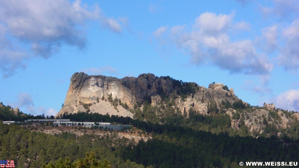 Mount Rushmore National Memorial. - Landschaft, Felsen, Bäume, Berg, Mount Rushmore National Memorial, Abraham Lincoln, George Washington, Theodore Roosevelt, Thomas Jefferson, Denkmal, Black Hills, Granit, Porträt, Mount Rushmore, National Memorial, Bergkette, US-Präsidenten, Präsidenten, Monument, Charles Rushmore, Shrine of Democracy - (Keystone, South Dakota, Vereinigte Staaten)