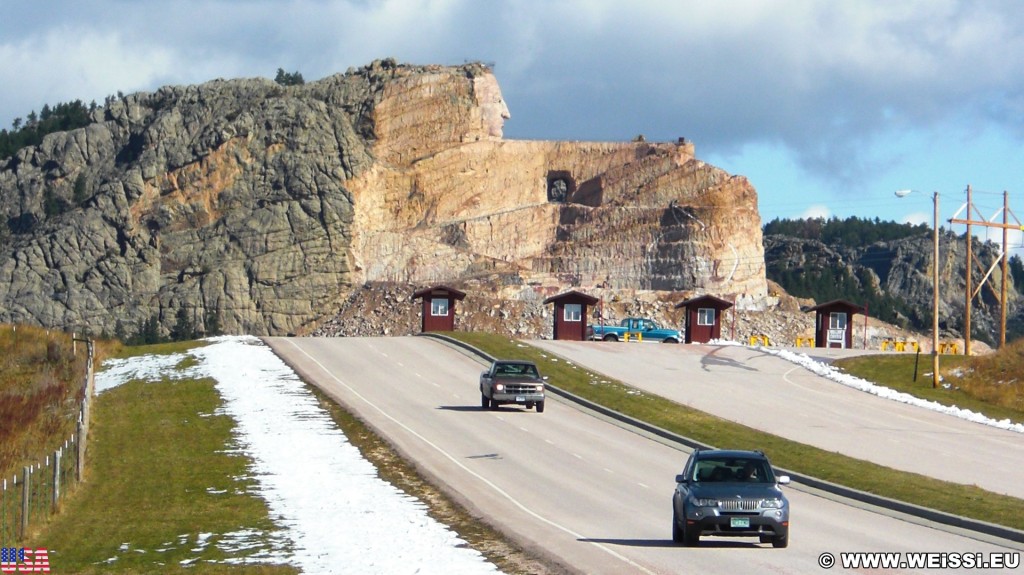 Crazy Horse Memorial. Einfahrt - Crazy Horse Memorial. - Strasse, Auto, Felsformation, Berg, Felswand, Skulptur, Gesicht, Black Hills, Granit, Berne, Crazy Horse Memorial, Custer, Crazy Horse, Kassenhäuschen, Thunderhead Mountain, Korczak Ziolkowski - (Berne, Custer, South Dakota, Vereinigte Staaten)