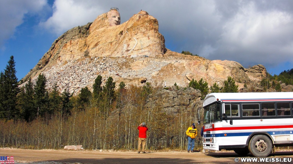 Crazy Horse Memorial. - Bäume, Felsformation, Berg, Felswand, Bus, Personen, Skulptur, Gesicht, Black Hills, Granit, Berne, Crazy Horse Memorial, Custer, Crazy Horse, Thunderhead Mountain, Korczak Ziolkowski, Kopf - (Berne, Custer, South Dakota, Vereinigte Staaten)