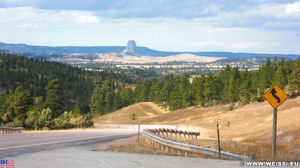 Devils Tower National Monument. - Sehenswürdigkeit, Landschaft, Bäume, Berg, Monolith, Devils Tower, Devils Tower National Monument, Wyoming, Attraktion, Teufelsturm, Carlile Junction, Sundance, Vulkangestein - (Carlile Junction, Sundance, Wyoming, Vereinigte Staaten)