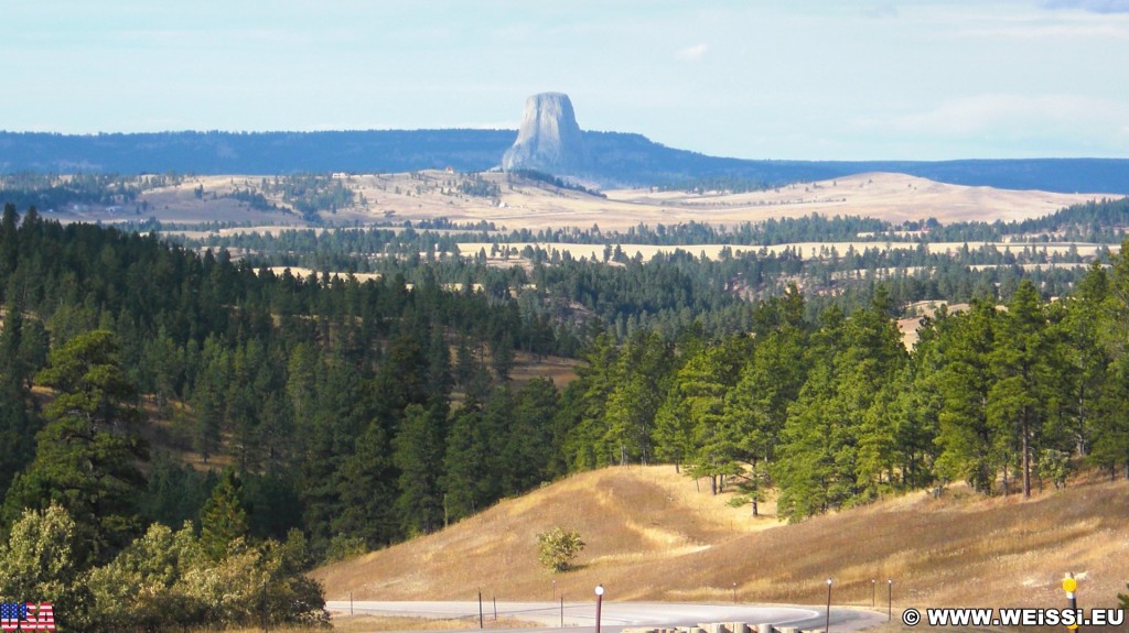 Devils Tower National Monument. - Sehenswürdigkeit, Landschaft, Bäume, Berg, Monolith, Devils Tower, Devils Tower National Monument, Wyoming, Attraktion, Teufelsturm, Carlile Junction, Sundance, Vulkangestein - (Carlile Junction, Sundance, Wyoming, Vereinigte Staaten)