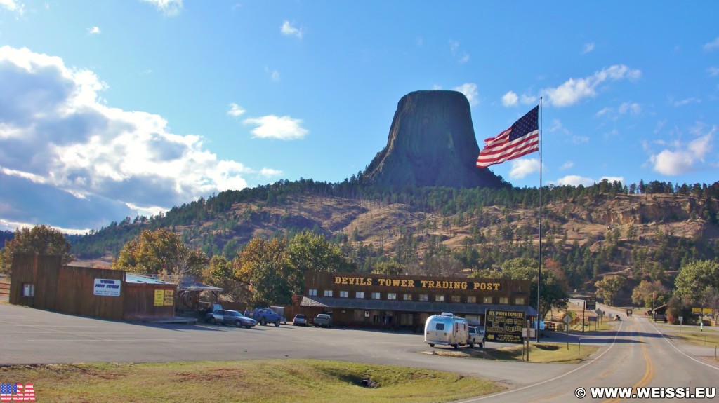 Devils Tower National Monument. - Fahne, Gebäude, Flagge, Sehenswürdigkeit, Landschaft, Berg, Monolith, Post Office, Devils Tower, Devils Tower National Monument, Wyoming, Attraktion, Teufelsturm, Vulkangestein, Wohnwagen, Trading Post - (Devils Tower, Wyoming, Vereinigte Staaten)