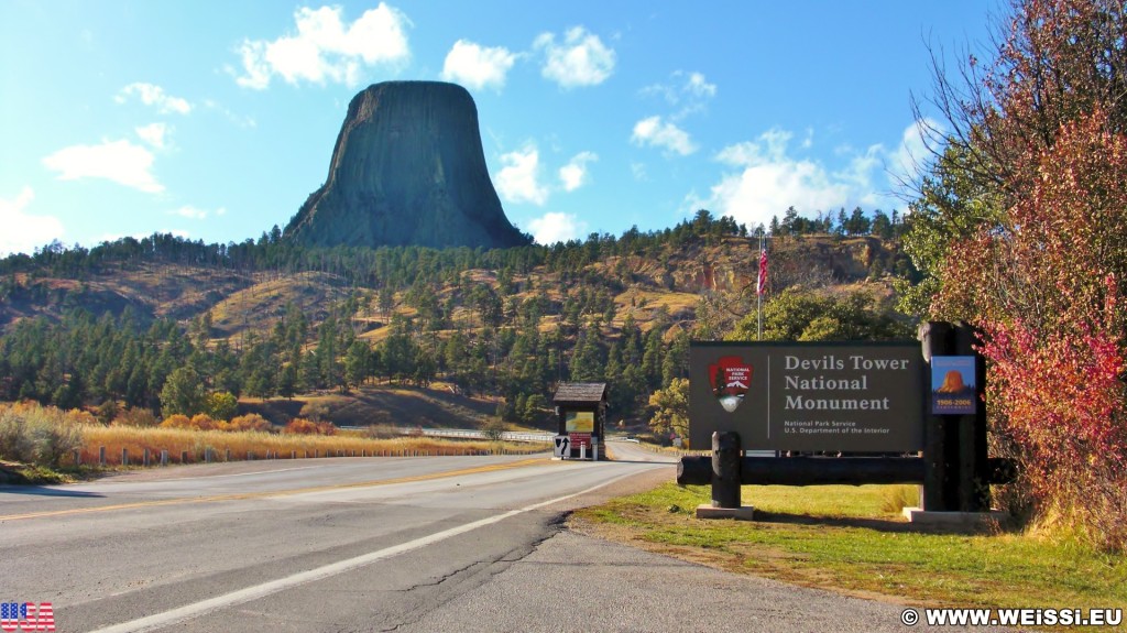 Devils Tower National Monument. - Schild, Sehenswürdigkeit, Landschaft, Tafel, Ankünder, Einfahrtsschild, Berg, Monolith, Devils Tower, Devils Tower National Monument, Wyoming, Attraktion, Teufelsturm, Vulkangestein - (Devils Tower, Wyoming, Vereinigte Staaten)