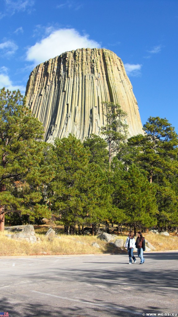 Devils Tower National Monument. - Sehenswürdigkeit, Bäume, Berg, Monolith, Devils Tower, Devils Tower National Monument, Wyoming, Attraktion, Teufelsturm, Vulkangestein - (Devils Tower, Wyoming, Vereinigte Staaten)