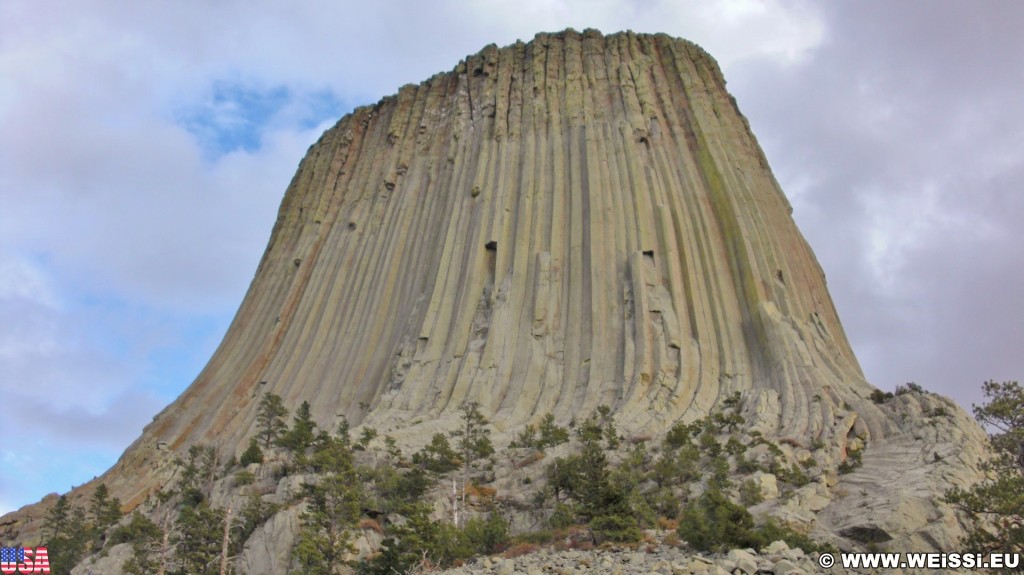 Devils Tower National Monument. Tower Trail - Devils Tower National Monument. - Sehenswürdigkeit, Berg, Monolith, Devils Tower, Devils Tower National Monument, Wyoming, Attraktion, Teufelsturm, Vulkangestein, Tower Trail - (Devils Tower, Wyoming, Vereinigte Staaten)