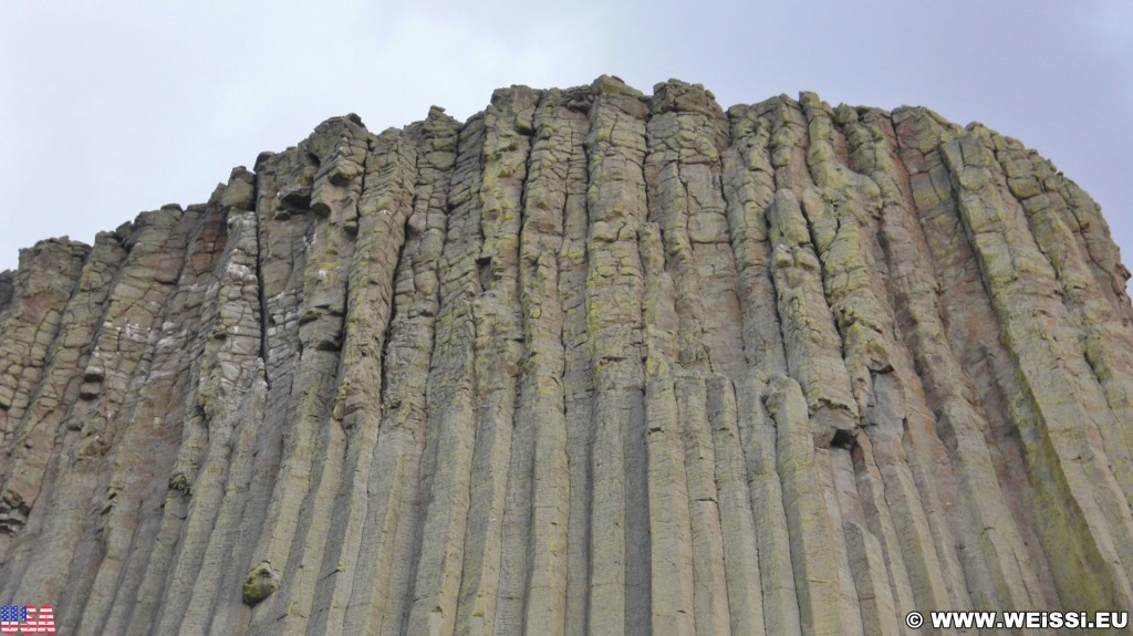 Devils Tower National Monument. Tower Trail - Devils Tower National Monument. - Sehenswürdigkeit, Berg, Monolith, Devils Tower, Devils Tower National Monument, Wyoming, Attraktion, Teufelsturm, Vulkangestein, Tower Trail - (Devils Tower, Wyoming, Vereinigte Staaten)