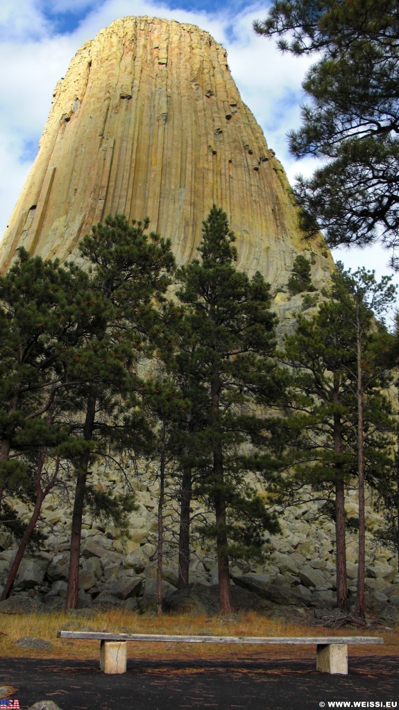 Devils Tower National Monument. Tower Trail - Devils Tower National Monument. - Sehenswürdigkeit, Bäume, Berg, Monolith, Bank, Devils Tower, Devils Tower National Monument, Wyoming, Attraktion, Teufelsturm, Vulkangestein, Tower Trail - (Devils Tower, Wyoming, Vereinigte Staaten)