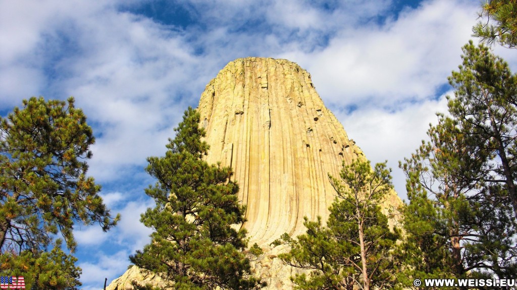 Devils Tower National Monument. Tower Trail - Devils Tower National Monument. - Sehenswürdigkeit, Bäume, Berg, Monolith, Devils Tower, Devils Tower National Monument, Wyoming, Attraktion, Teufelsturm, Vulkangestein, Tower Trail - (Devils Tower, Wyoming, Vereinigte Staaten)
