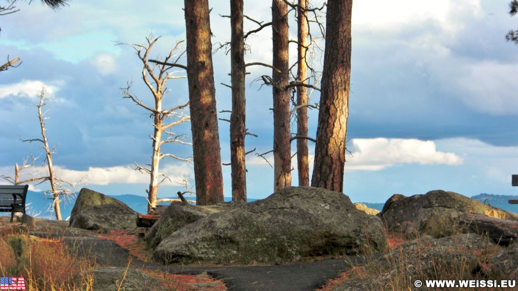 Devils Tower National Monument. Tower Trail - Devils Tower National Monument. - Sehenswürdigkeit, Berg, Monolith, Attraktion, Teufelsturm, Tower Trail - (Devils Tower, Wyoming, Vereinigte Staaten)