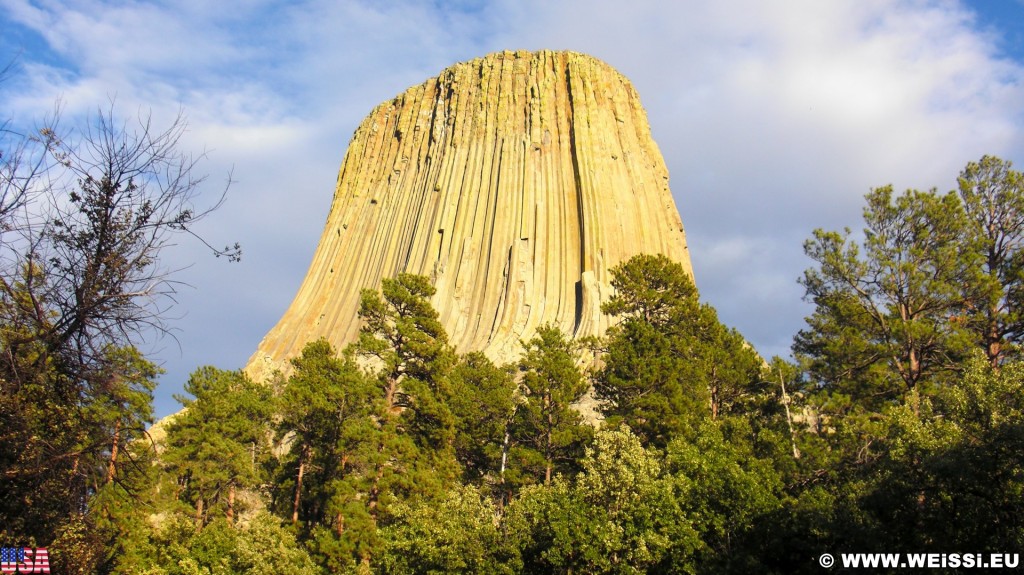 Devils Tower National Monument. Tower Trail - Devils Tower National Monument. - Sehenswürdigkeit, Bäume, Berg, Monolith, Devils Tower, Devils Tower National Monument, Wyoming, Attraktion, Teufelsturm, Vulkangestein, Tower Trail - (Devils Tower, Wyoming, Vereinigte Staaten)