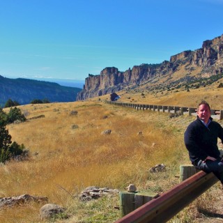 On the Road. Ten Sleep Canyon - On the Road. - Strasse, Landschaft, Felsformation, Felswand, Canyon, US Route 16, Person, Ten Sleep Canyon, Leitschiene - WEISSINGER Andreas - (Meadow Lark Lake, Ten Sleep, Wyoming, Vereinigte Staaten)