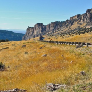 On the Road. Ten Sleep Canyon - On the Road. - Landschaft, Felsformation, Felswand, Canyon, US Route 16, Ten Sleep Canyon, Leitschiene - (Meadow Lark Lake, Ten Sleep, Wyoming, Vereinigte Staaten)