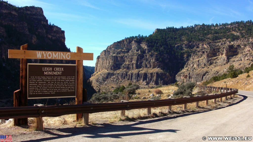 On the Road. Leigh Creek Monument - On the Road. - Strasse, Schild, Tafel, Ankünder, Felsen, Felswand, Canyon, US Route 16, Ten Sleep Canyon, Leitschiene, Beschilderung, Leigh Creek Monument - (Meadow Lark Lake, Ten Sleep, Wyoming, Vereinigte Staaten)