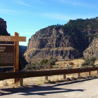 On the Road. Leigh Creek Monument - On the Road. - Strasse, Schild, Tafel, Ankünder, Felsen, Felswand, Canyon, US Route 16, Ten Sleep Canyon, Leitschiene, Beschilderung, Leigh Creek Monument - (Meadow Lark Lake, Ten Sleep, Wyoming, Vereinigte Staaten)