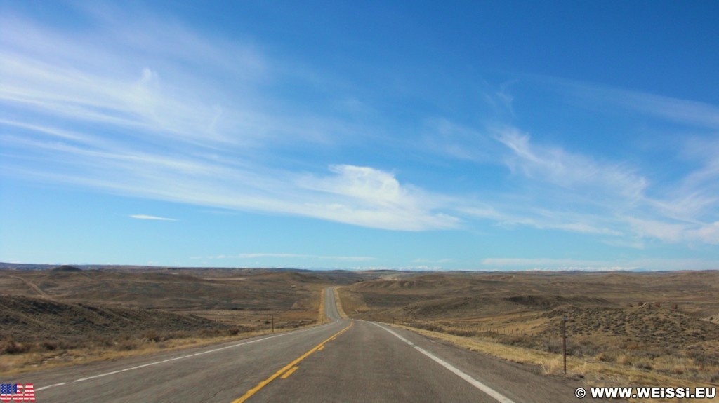 On the Road. On the Road - Hwy 16 - Bighorn Basin. - Strasse, Landschaft, Himmel, Highway, US Route 16, Bighorn Basin, Highway 16, Washakie County, Horizont - (Ten Sleep, Wyoming, Vereinigte Staaten)