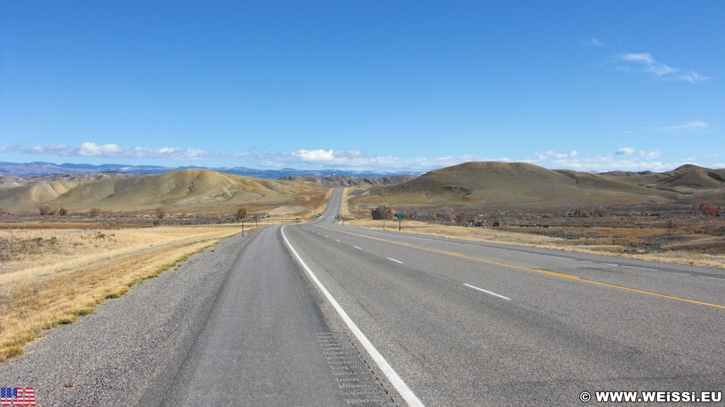 On the Road. On the Road - Hwy 16 - Bighorn Basin. - Strasse, Landschaft, Himmel, Highway, US Route 16, Bighorn Basin, Highway 16, Washakie County, Horizont - (Ten Sleep, Worland, Wyoming, Vereinigte Staaten)