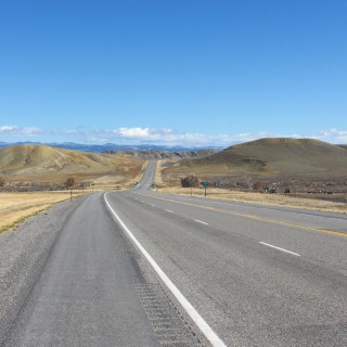 On the Road. On the Road - Hwy 16 - Bighorn Basin. - Strasse, Landschaft, Himmel, Highway, US Route 16, Bighorn Basin, Highway 16, Washakie County, Horizont - (Ten Sleep, Worland, Wyoming, Vereinigte Staaten)
