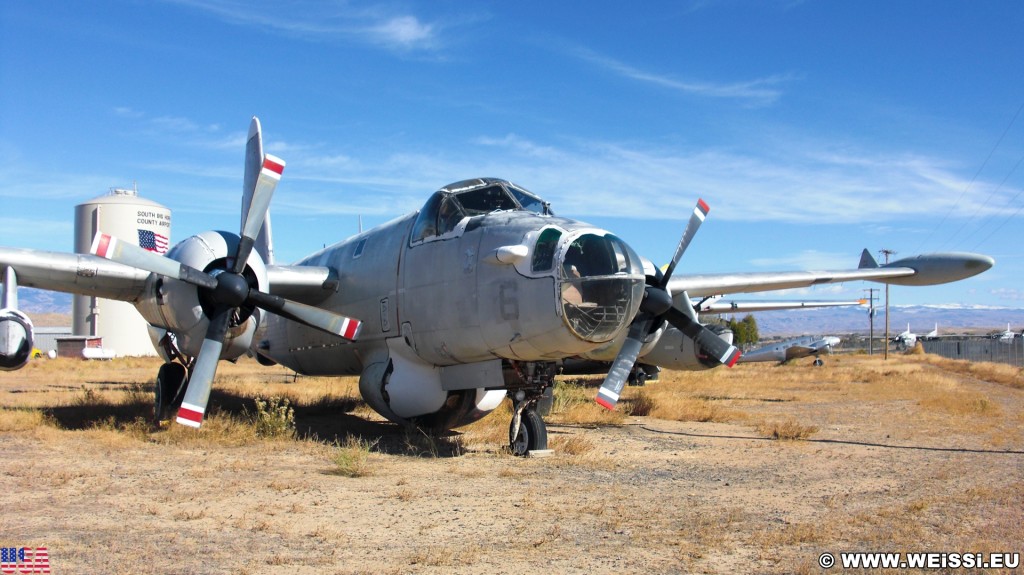 Airport Museum. Museum of Flight, Greybull. - Flugzeuge, Bighorn Basin, Transportflugzeug, Propeller, Flugzeugmuseum, Silo, Tank - (Greybull, Wyoming, Vereinigte Staaten)