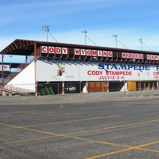 Cody Nite Rodeo. Cody - Rodeo Capital of the World. - Cody Nite Rodeo, Stadion, Arena, Tribüne - (Cody, Wyoming, Vereinigte Staaten)