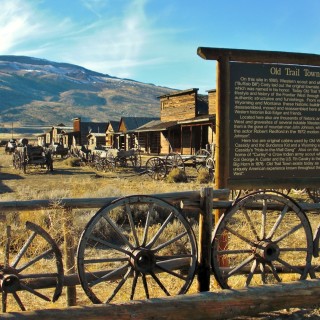 Old Trail Town. Old Trail Town - Museum of the Old West. - Gebäude, Tafel, Zaun, Holzhaus, Holzhütte, Wild West, Old Trail Town, Museum of the Old West, Wilder Westen, Eingangsschild, Räder, Wagenräder - (Cody, Wyoming, Vereinigte Staaten)