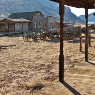 Old Trail Town. Old Trail Town - Museum of the Old West. - Gebäude, Holzhaus, Holzhütte, Wild West, Old Trail Town, Museum of the Old West, Wilder Westen, Holzwagen, Pferdekarre, Leiterwagen - (Cody, Wyoming, Vereinigte Staaten)